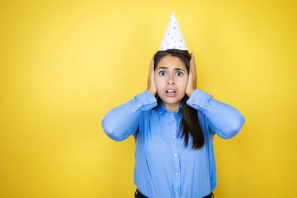 Young Caucasian Woman Wearing Birthday Hat Isolated Yellow Background Crazy — Foto de Stock