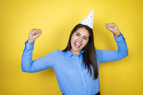 Mujer Caucásica Joven Con Sombrero Cumpleaños Sobre Fondo Amarillo Aislado — Foto de Stock