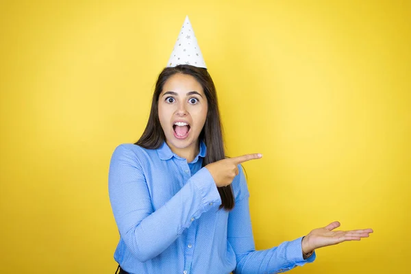 Young Caucasian Woman Wearing Birthday Hat Isolated Yellow Background Surprised — Stockfoto