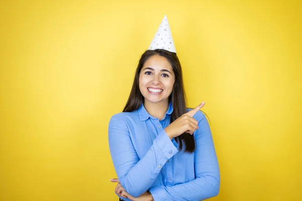 Mulher Caucasiana Jovem Usando Chapéu Aniversário Sobre Fundo Amarelo Isolado — Fotografia de Stock
