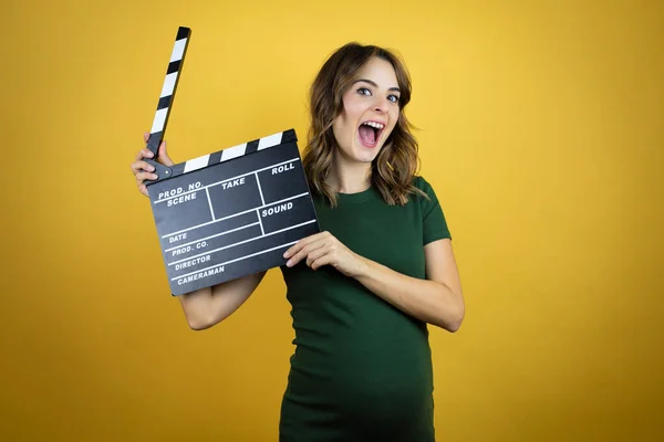 Jovem Bela Mulher Morena Grávida Esperando Bebê Sobre Fundo Amarelo — Fotografia de Stock