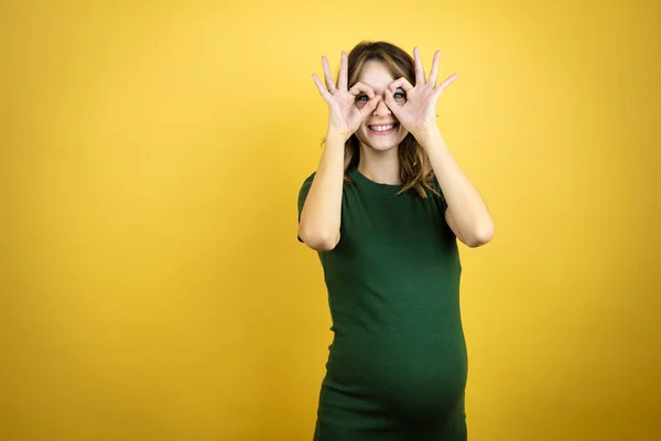 Jovem Bela Mulher Morena Grávida Esperando Bebê Sobre Fundo Amarelo — Fotografia de Stock