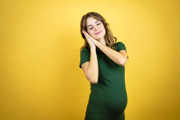 아름답고 아름다운 갈색의 여성이 배경의 아기를 임신하고 웃으면서 손으로 포즈를 — 스톡 사진