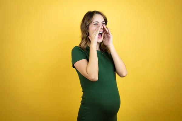 Jovem Bela Mulher Morena Grávida Esperando Bebê Sobre Fundo Amarelo — Fotografia de Stock