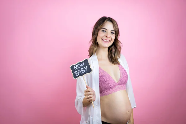 Junge Schöne Brünette Frau Schwanger Baby Über Isolierten Rosa Hintergrund — Stockfoto