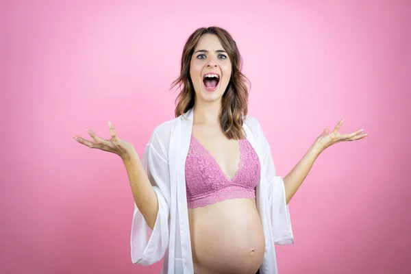 Jeune Belle Femme Brune Enceinte Attendant Bébé Sur Fond Rose — Photo