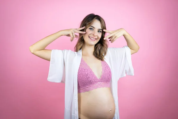 Giovane Bella Donna Bruna Incinta Attesa Bambino Sfondo Rosa Isolato — Foto Stock