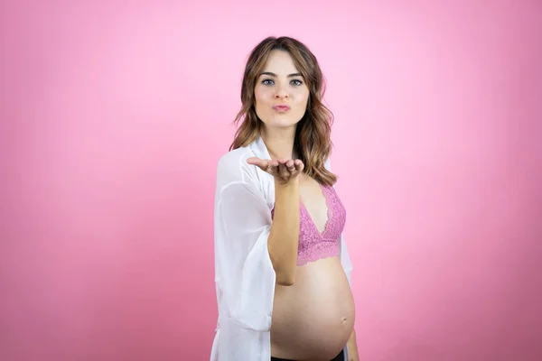 Joven Hermosa Mujer Morena Embarazada Esperando Bebé Sobre Fondo Rosa — Foto de Stock