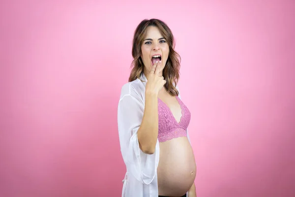 Joven Hermosa Morena Embarazada Esperando Bebé Sobre Fondo Rosa Aislado — Foto de Stock