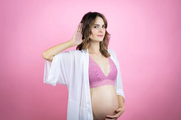 Junge Schöne Brünette Frau Schwanger Baby Über Isolierten Rosa Hintergrund — Stockfoto