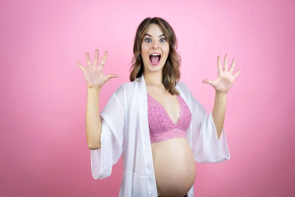 Genç Güzel Esmer Bir Kadın Hamile Pembe Arka Planda Bebek — Stok fotoğraf