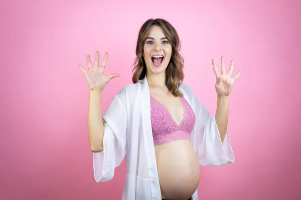Ung Smuk Brunette Kvinde Gravid Forventer Baby Isoleret Lyserød Baggrund - Stock-foto