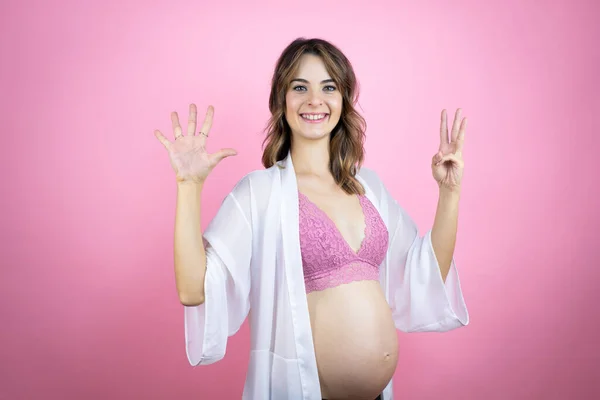 Junge Schöne Brünette Frau Schwanger Baby Auf Isoliertem Rosa Hintergrund — Stockfoto