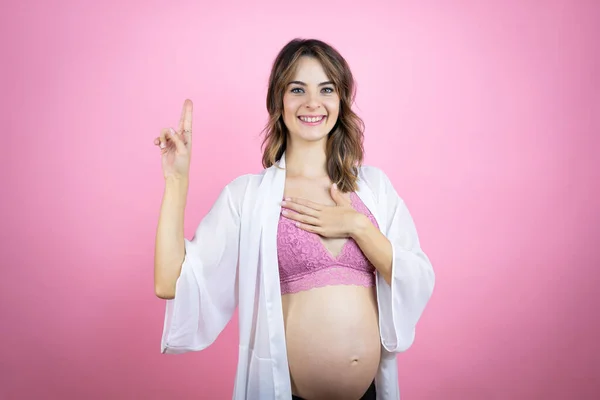 Junge Schöne Brünette Frau Schwanger Baby Vor Isoliertem Rosa Hintergrund — Stockfoto