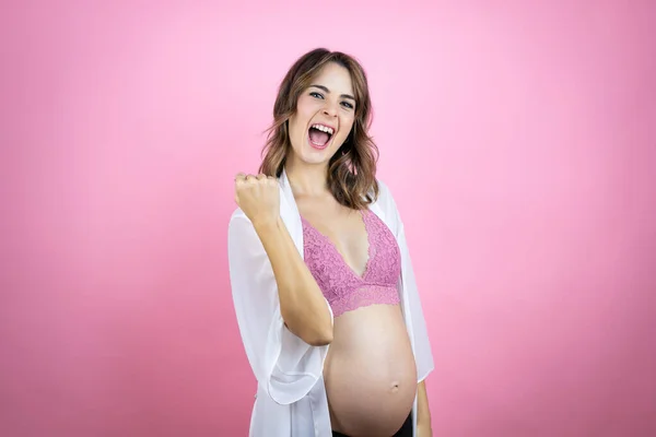 Genç Güzel Esmer Bir Kadın Hamile Pembe Arka Planda Bir — Stok fotoğraf