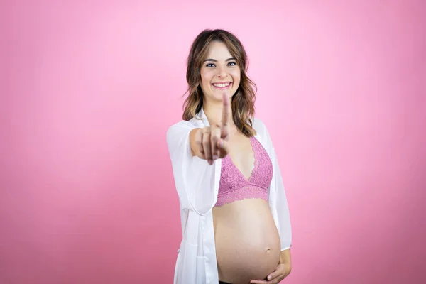 Joven Hermosa Morena Embarazada Esperando Bebé Sobre Aislado Rosa Fondo — Foto de Stock