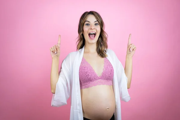 Joven Hermosa Mujer Morena Embarazada Esperando Bebé Sobre Fondo Rosa — Foto de Stock