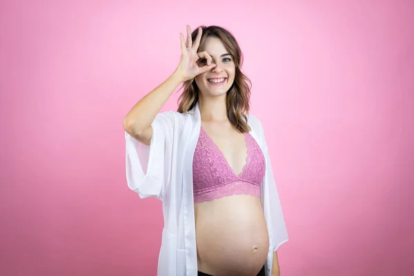 Joven Hermosa Mujer Morena Embarazada Esperando Bebé Sobre Fondo Rosa — Foto de Stock