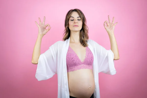 Giovane Bella Donna Bruna Incinta Attesa Bambino Sfondo Rosa Isolato — Foto Stock