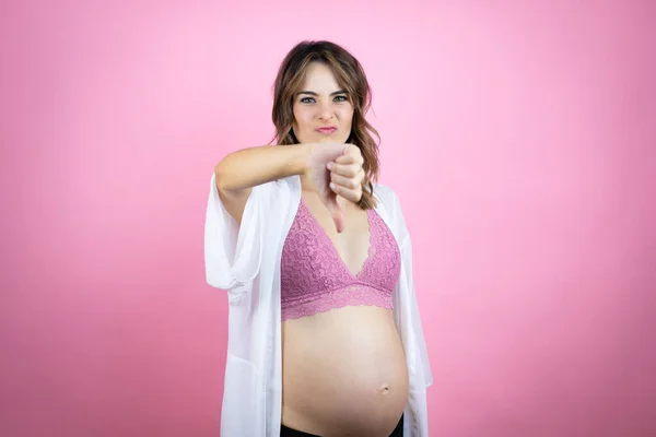 Young Beautiful Brunette Woman Pregnant Expecting Baby Isolated Pink Background — ストック写真