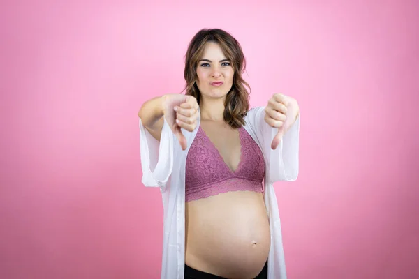 Young Beautiful Brunette Woman Pregnant Expecting Baby Isolated Pink Background — Stock Photo, Image