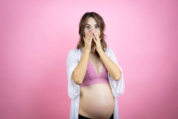 Nuori Kaunis Brunette Nainen Raskaana Odottaa Vauvan Yli Eristetty Vaaleanpunainen — kuvapankkivalokuva