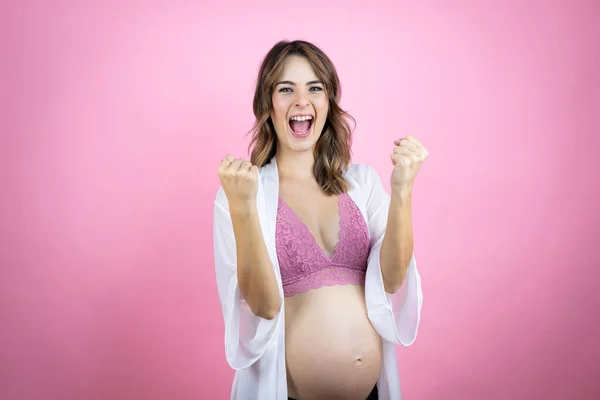 Giovane Bella Donna Bruna Incinta Attesa Bambino Sfondo Rosa Isolato — Foto Stock