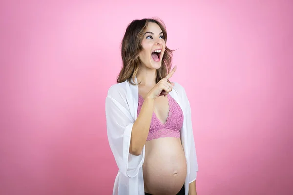 Joven Hermosa Morena Embarazada Esperando Bebé Sobre Fondo Rosa Aislado — Foto de Stock