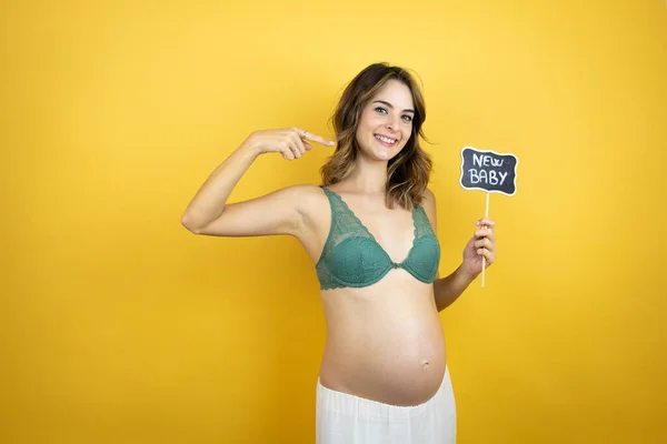 Joven Hermosa Mujer Morena Embarazada Esperando Bebé Sobre Fondo Amarillo —  Fotos de Stock