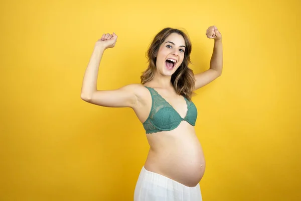 Jovem Bela Mulher Morena Grávida Esperando Bebê Sobre Fundo Amarelo — Fotografia de Stock