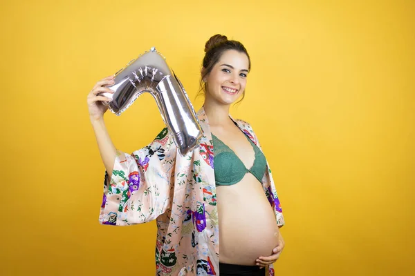 Genç Güzel Bir Kadın Hamile Elinde Yedi Numaralı Bir Balonla — Stok fotoğraf
