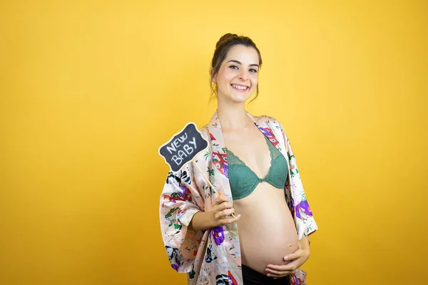 Güzel Bir Kadın Hamile Bebek Bekliyor Zole Edilmiş Sarı Arka — Stok fotoğraf