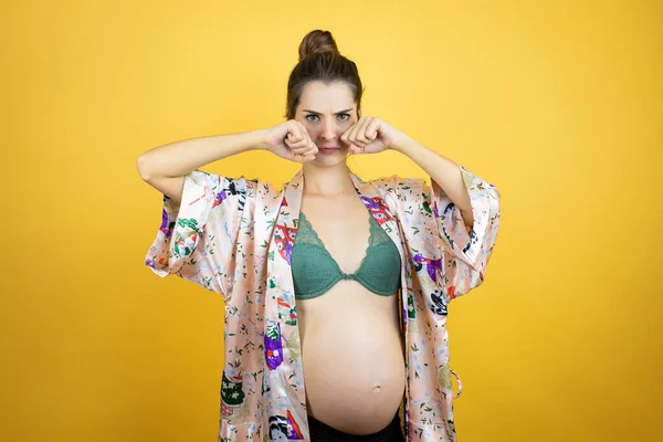 Jovem Mulher Bonita Grávida Esperando Bebê Vestindo Pijama Sobre Fundo — Fotografia de Stock