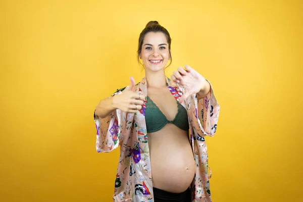 Güzel Hamile Bir Kadın Izole Edilmiş Sarı Arka Plan Üzerinde — Stok fotoğraf