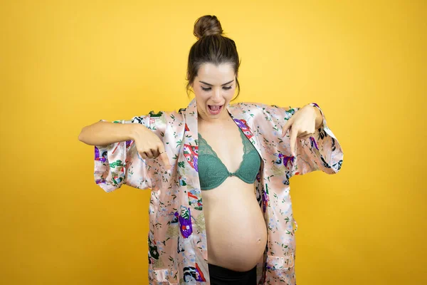Genç Güzel Bir Kadın Hamile Izole Edilmiş Sarı Arka Plan — Stok fotoğraf