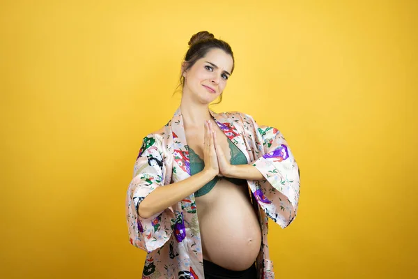 Genç Güzel Bir Kadın Hamile Sarı Arka Plan Üzerinde Pijama — Stok fotoğraf