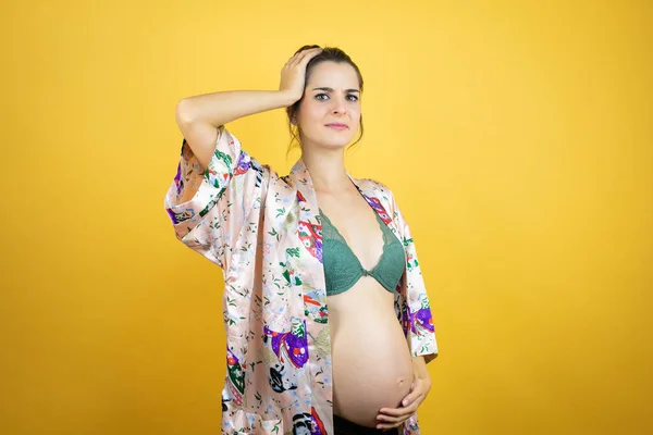 Güzel Bir Kadın Hamile Bebek Bekliyor Sarı Arka Plan Üzerinde — Stok fotoğraf