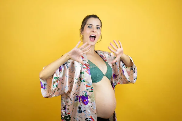 Genç Güzel Bir Kadın Hamile Izole Edilmiş Sarı Arka Plan — Stok fotoğraf