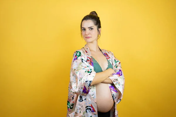 Güzel Bir Kadın Hamile Bebek Bekliyor Sarı Arka Plan Üzerinde — Stok fotoğraf