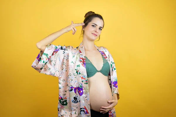 Güzel Hamile Bir Kadın Izole Edilmiş Sarı Arka Planda Pijama — Stok fotoğraf