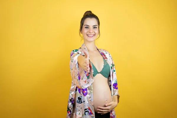 Genç Güzel Bir Kadın Hamile Yalnız Sarı Arka Planda Pijama — Stok fotoğraf