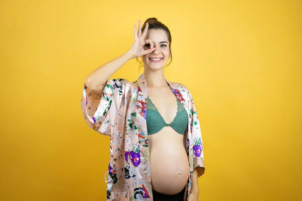 Ung Smuk Kvinde Gravid Forventer Baby Iført Pyjamas Isoleret Gul - Stock-foto