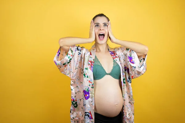 Genç Güzel Bir Kadın Hamile Izole Edilmiş Sarı Arka Planda — Stok fotoğraf