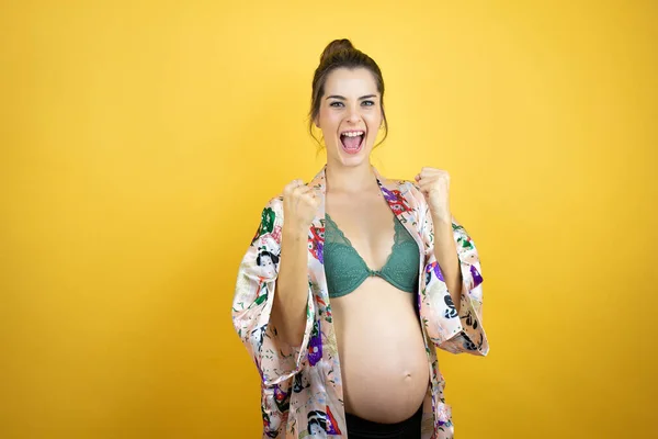Genç Güzel Bir Kadın Hamile Izole Edilmiş Sarı Arka Planda — Stok fotoğraf