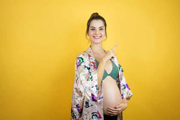 Güzel Bir Kadın Hamile Bebek Bekliyor Zole Edilmiş Sarı Arka — Stok fotoğraf