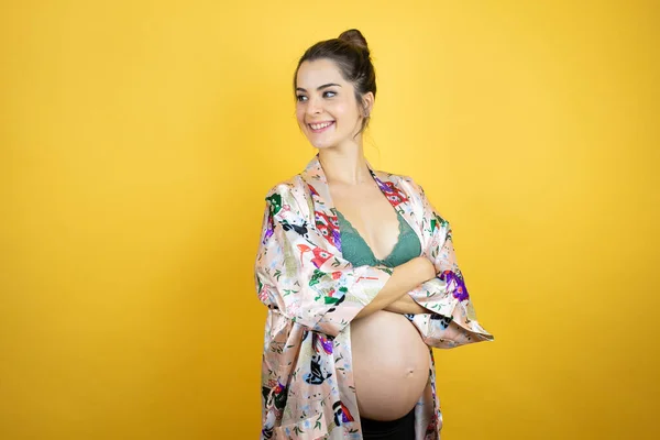 Jovem Mulher Bonita Grávida Esperando Bebê Vestindo Pijama Sobre Fundo — Fotografia de Stock