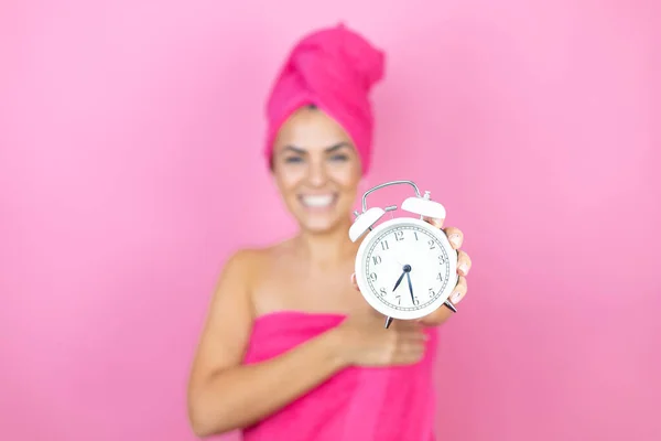 Young Beautiful Woman Wearing Shower Towel Bath Standing Isolated Pink — Stock Photo, Image