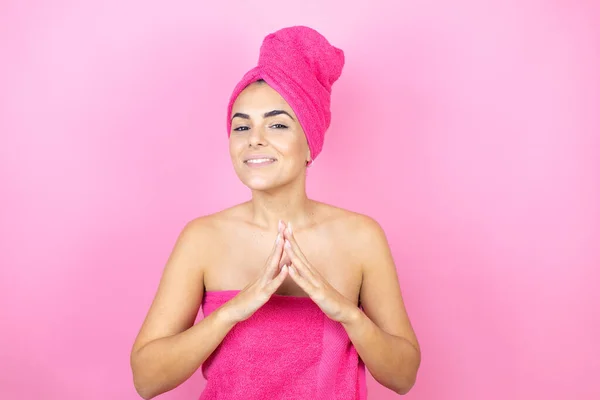 Fiatal Gyönyörű Visel Zuhanytörölközőt Fürdés Után Áll Elszigetelt Rózsaszín Háttér — Stock Fotó