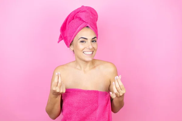 Jonge Mooie Vrouw Het Dragen Van Douche Handdoek Bad Staan — Stockfoto