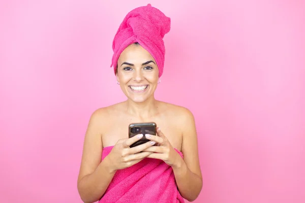 Jong Mooi Vrouw Dragen Douche Handdoek Bad Staan Geïsoleerde Roze — Stockfoto